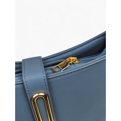 Bolso con diseño elegante y detalles dorados