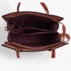 Bolso de Mano Bicolor – Sofisticación y Modernidad