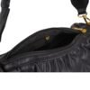 Bolso Negro con Correa Fruncida y Detalle de Pompon