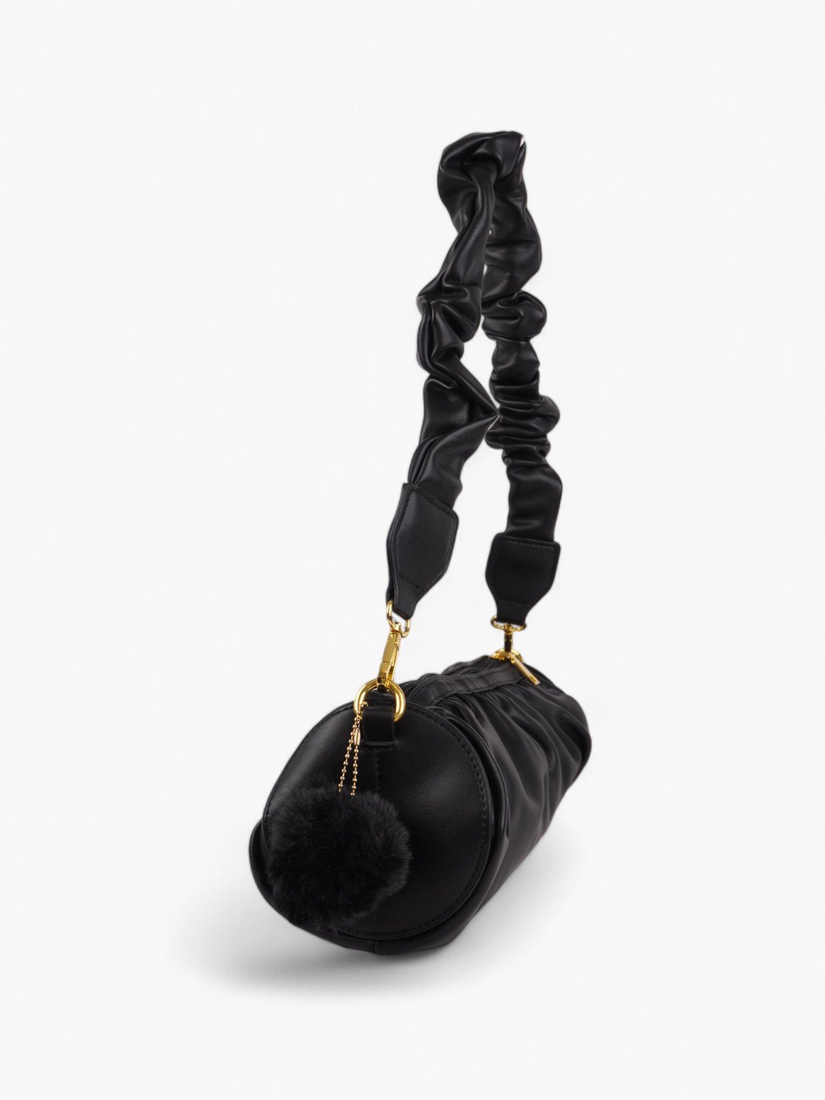 Bolso Negro con Correa Fruncida y Detalle de Pompon